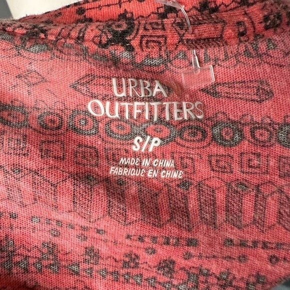 Urban Outfitters Micro Pattern Geometric Print T-Shirt Size Small - Picture 6 of 7